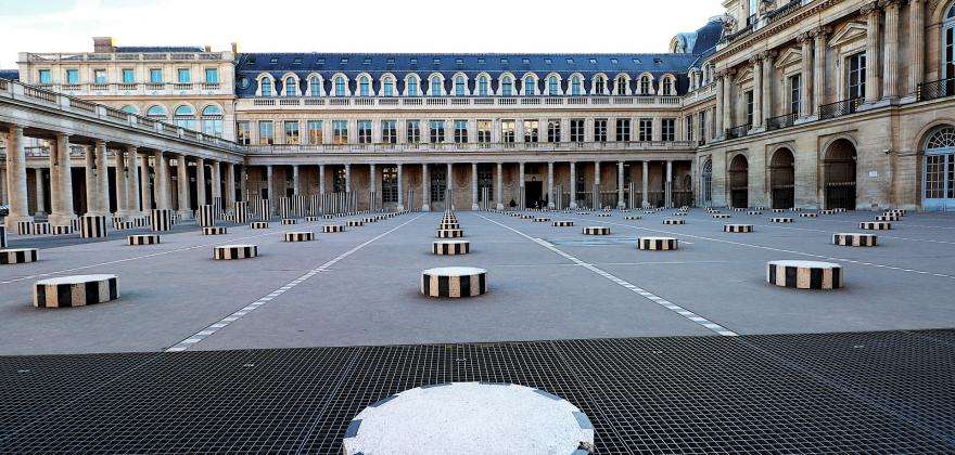 Colonnes de Buren : une œuvre d’art à ciel ouvert